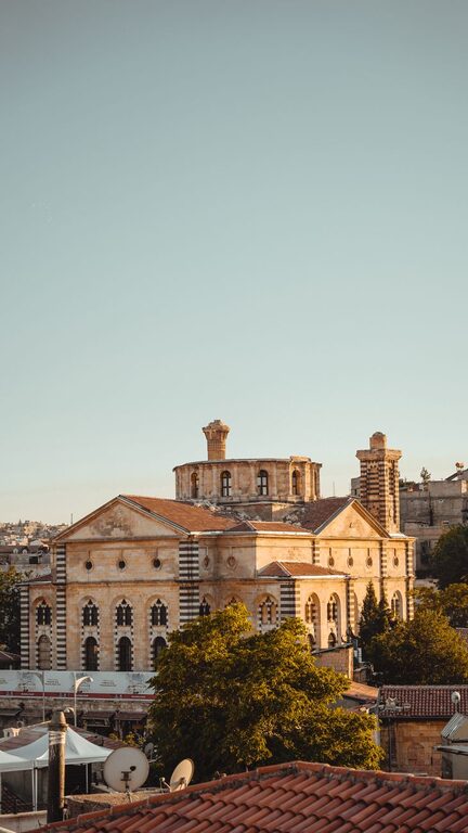 Cum păstrezi ordinea în bucătărie fără blaturi aglomerate